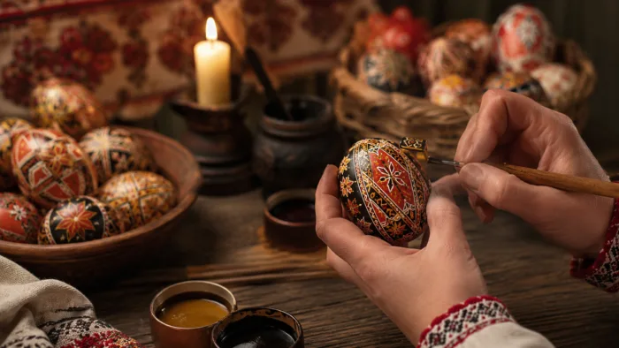تخم‌مرغ تزئینی نقاشی‌شده با طرح سنتی Pysanky و تکنیک موم‌رنگ