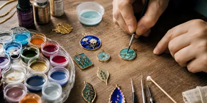 هنر میناکاری سرد (Cold Enamel) چیست؟ آموزش ساخت زیورآلات خاص با این تکنیک کمتر شناخته‌شده